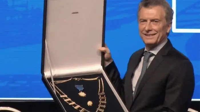 Macri le agradeció a la «familia boquense» tras ser condecorado por Conmebol