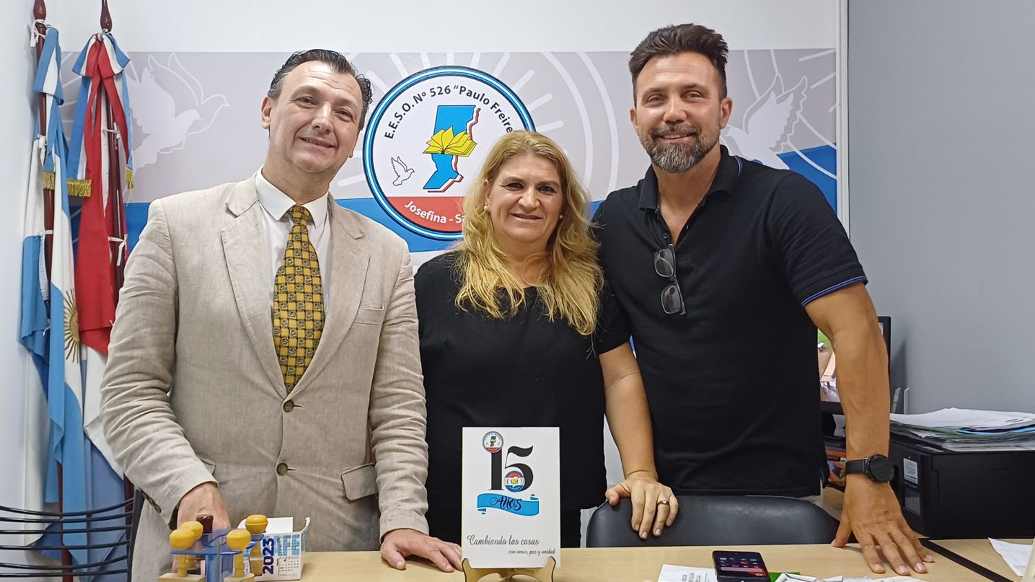 Los docentes Daniel Lario y Carolina Astegiano, coautores del libro, junto a José Giuliano Albo, director de la escuela secundaria “Paulo Freire”.