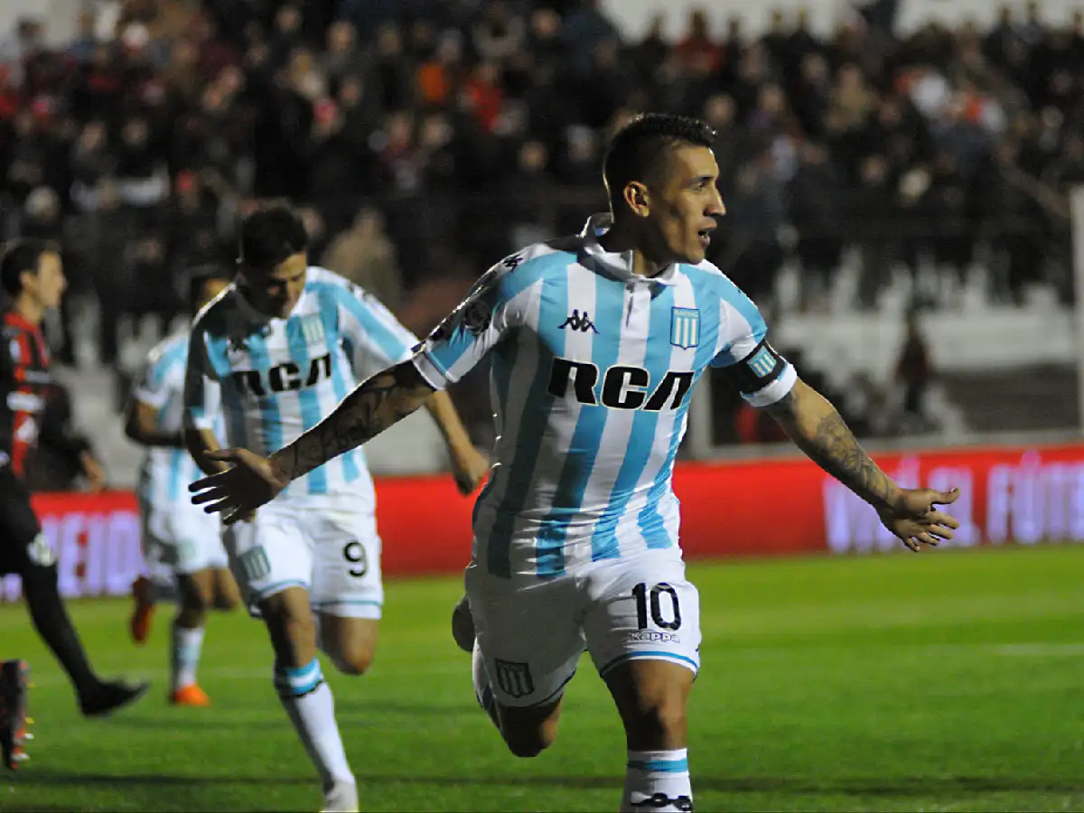 Racing goleó y es líder