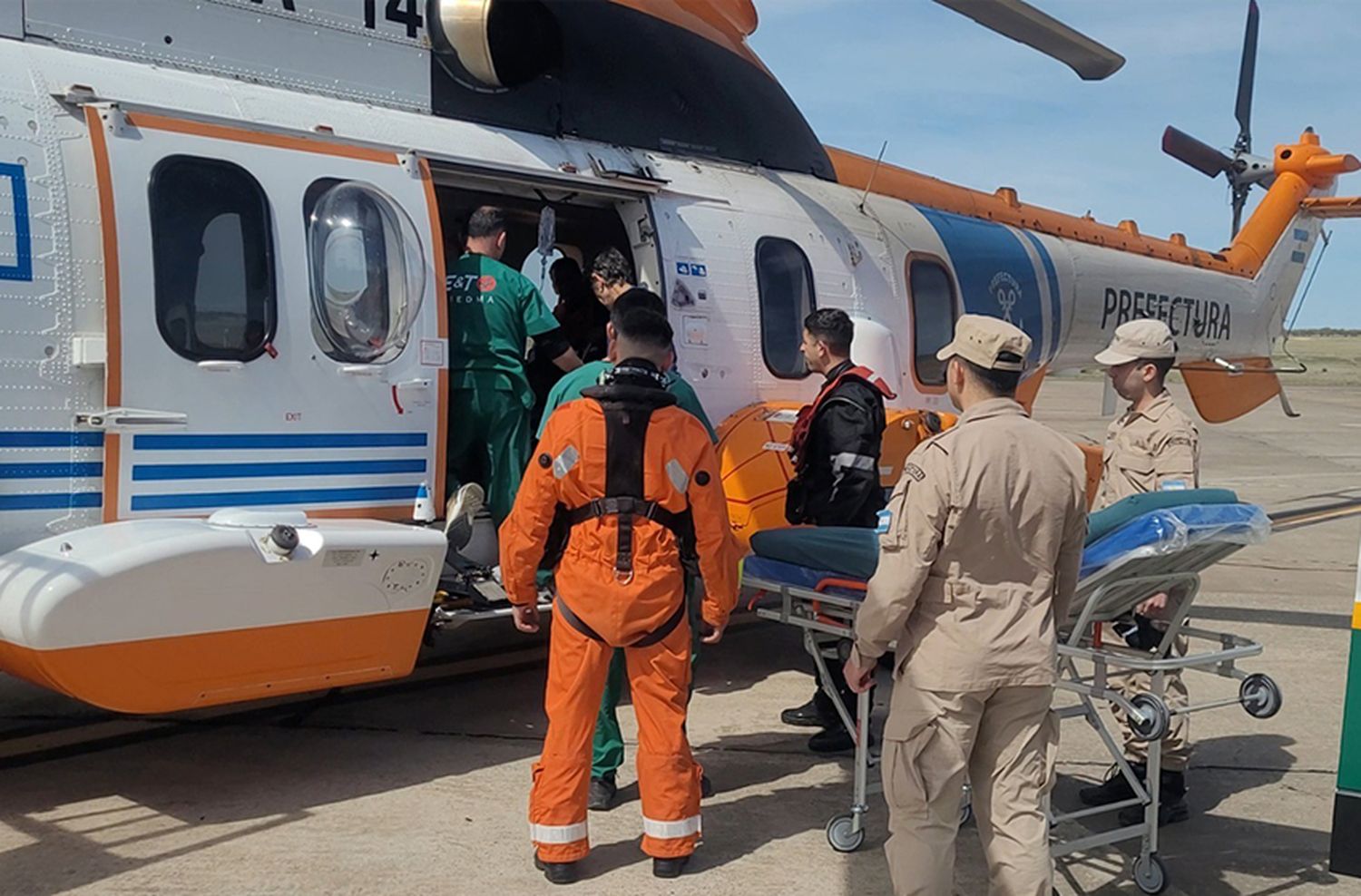 Prefectura aeroevacuó de urgencia al tripulante de un pesquero marplatense