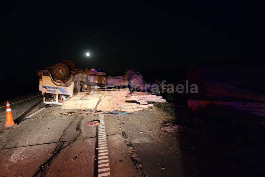 Atención: media calzada obstruida en Ruta Nacional 19 por el vuelco de un camión