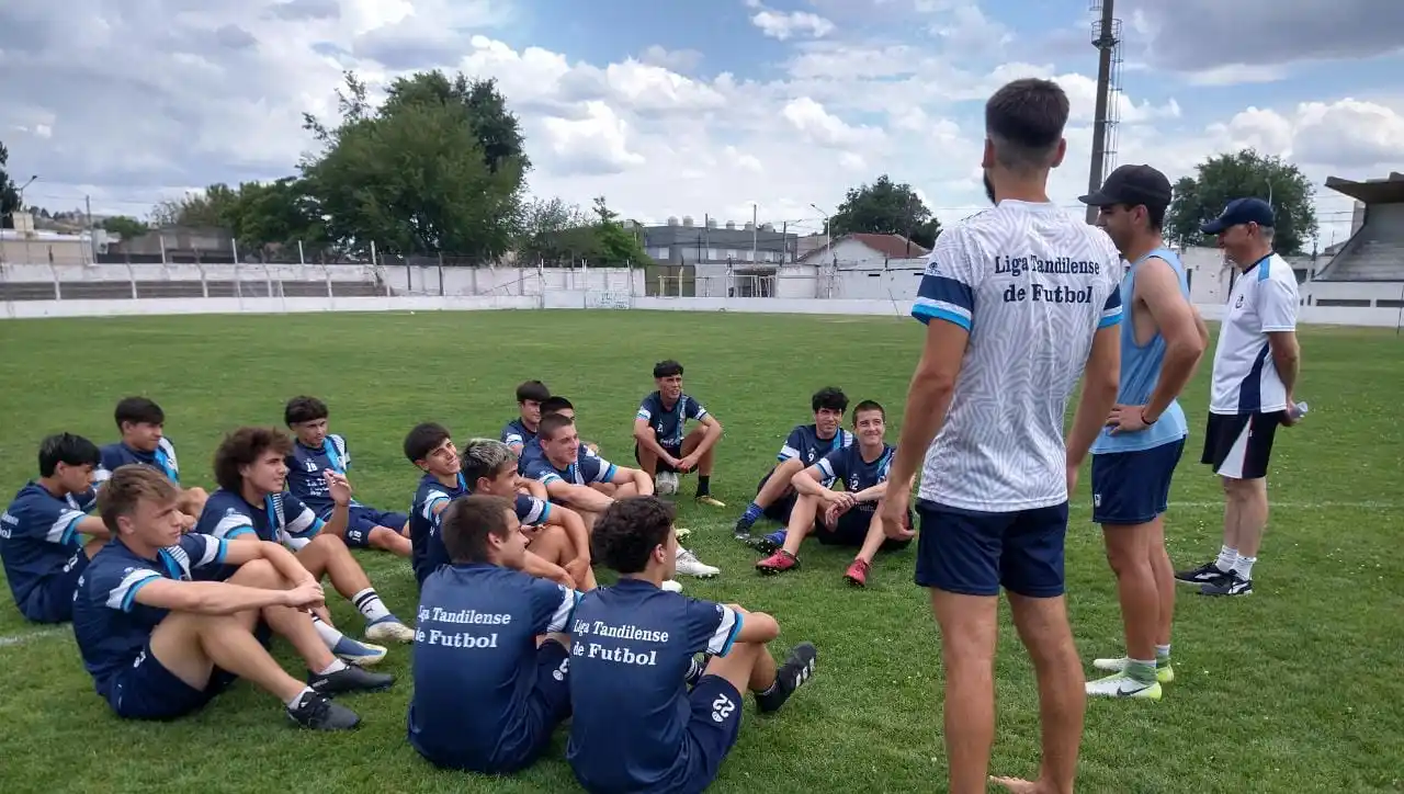 FOTO LIGA TANDILENSE DE FÚTBOL El seleccionado Sub 15 está listo para viajar.