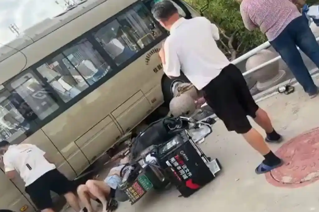 Atropelló a padres y alumnos