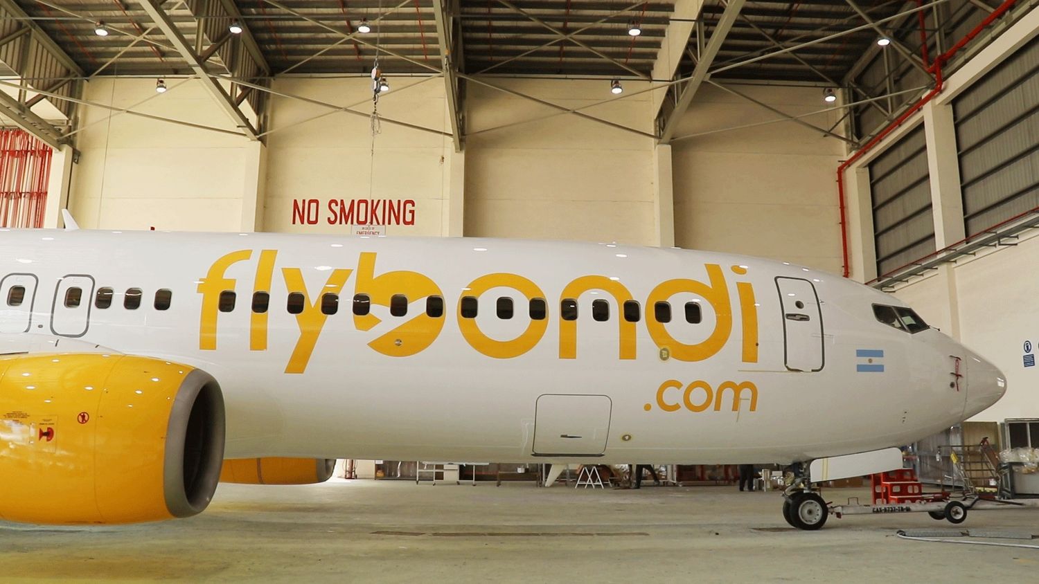 Flybondi presentó a su primer Boeing 737-800 con el esquema de la compañía