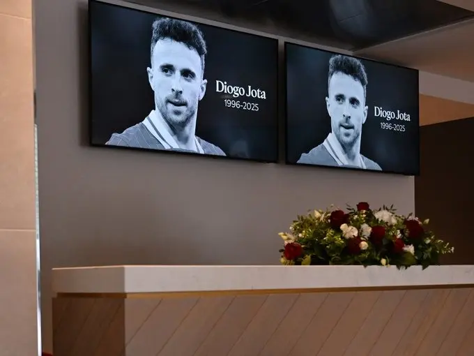 El libro físico de condolencias, tras el devastador fallecimiento de Diogo Jota y André Silva, permanecerá abierto hasta mañana para ser firmado.Foto: X @LFC