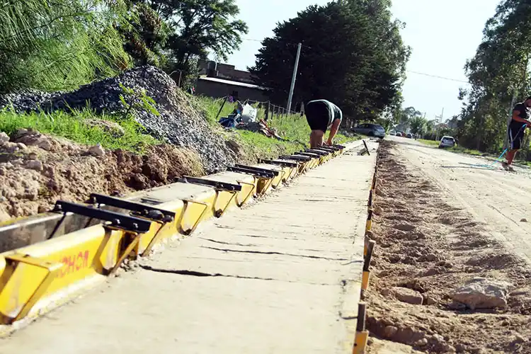 Construyen cordón cuneta en Alvear, López y Lamadrid