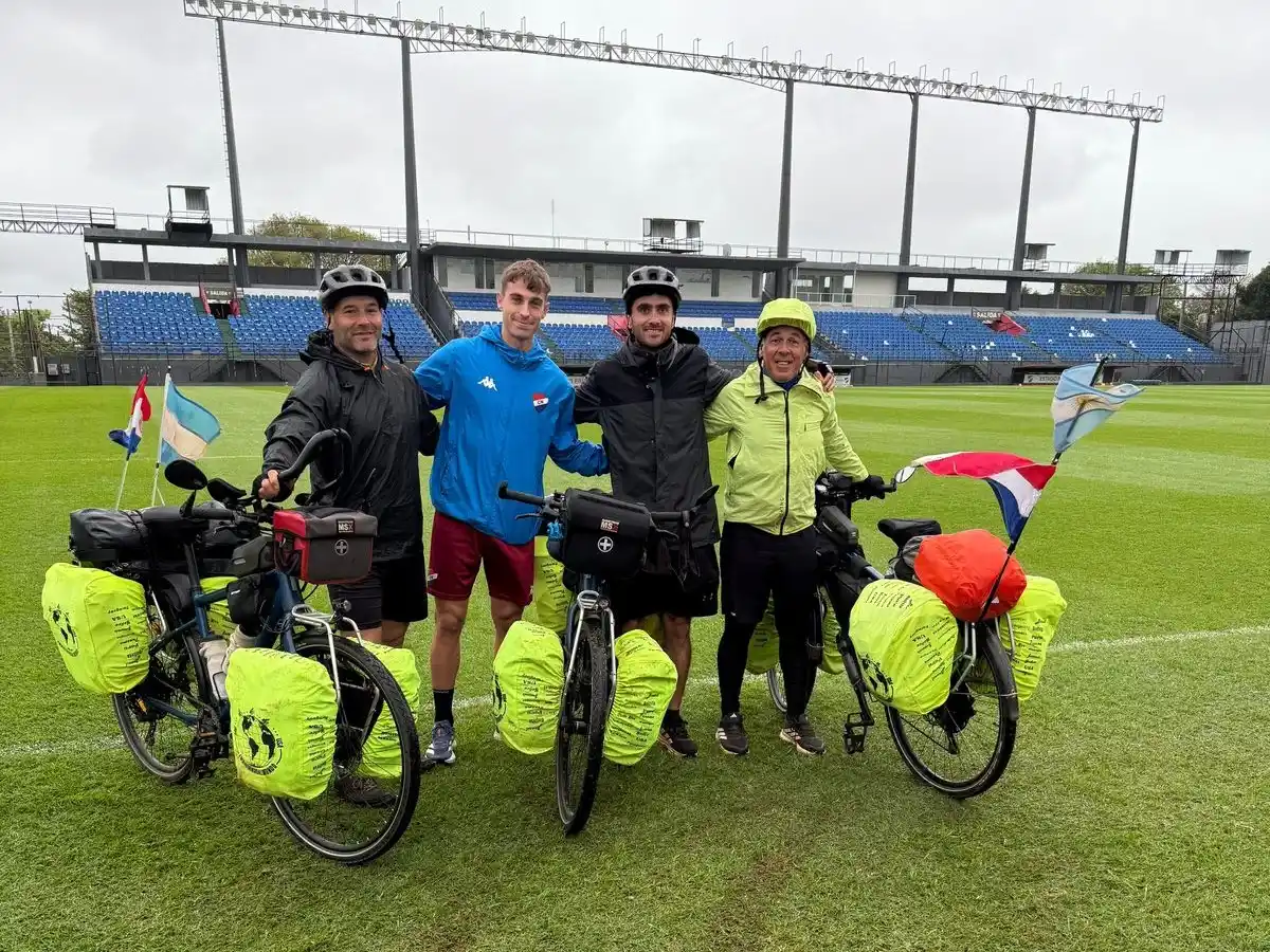 Los biciviajeros junto a Juan Fernando Alfaro en el estadio de Nacional en Asunción.