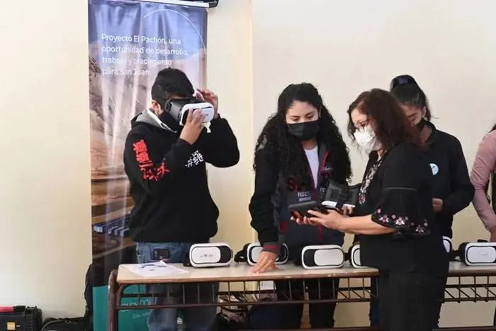 Realidad aumentada, virtual y hologramas: la maestra  que revolucionó a una escuela rural con tecnología