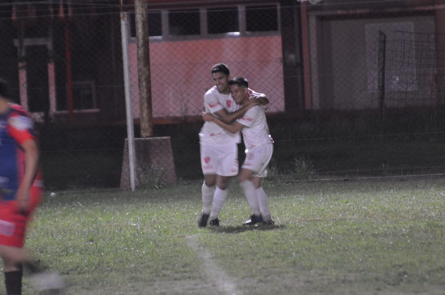 Gerónimo Escalante, el más abrazado de sus compañeras, tras convertir el 50% de los goles que convirtió su equipo (crédito: Magaa Escalante).