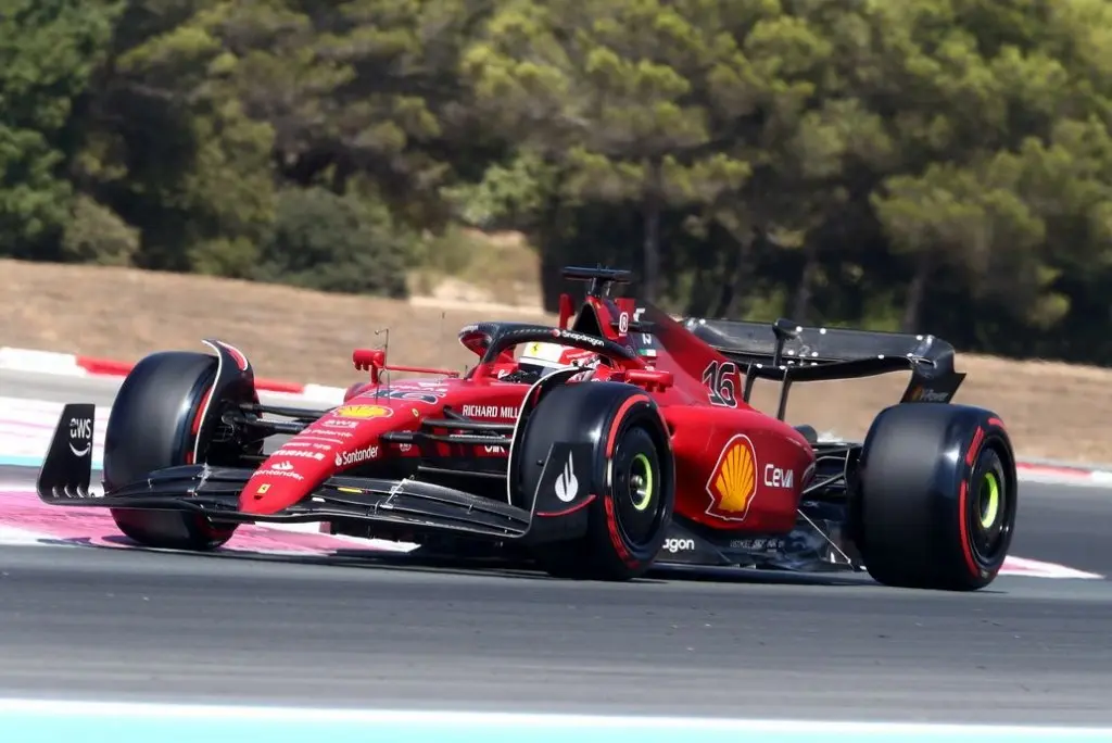 Charles Leclerc, a bordo de Ferrari, lideró la segunda práctica libre