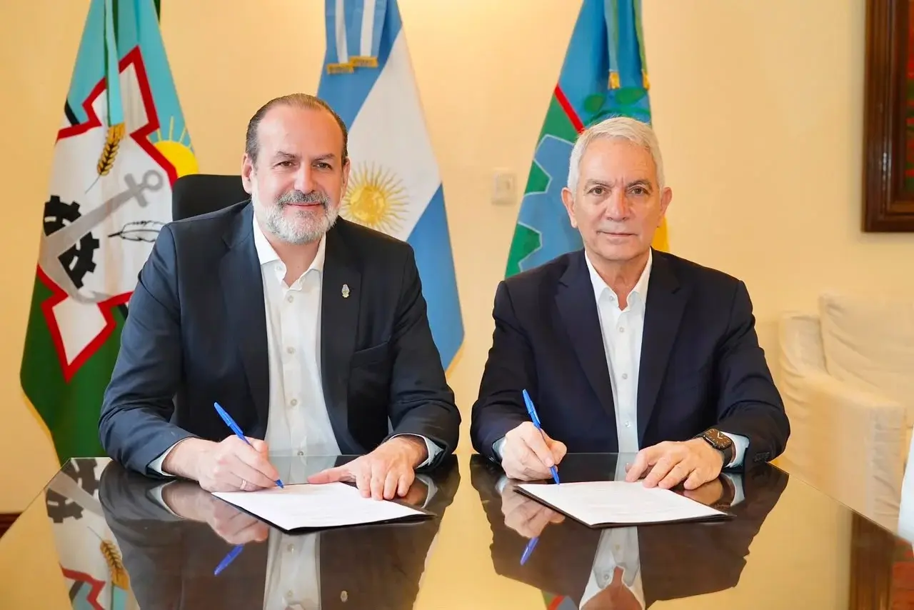Los intendentes firmaron un hermanamiento entre ambas ciudades.