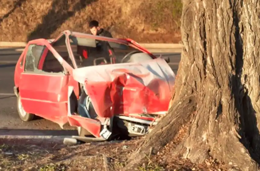 Perdió el control de su auto y terminó incrustado contra un árbol frente al Anfiteatro