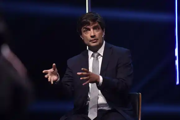 Lacunza dijo que el Gobierno levantó el cepo ahora porque a noviembre no llegaba, y Milei salió al cruce: "Mentiroso"