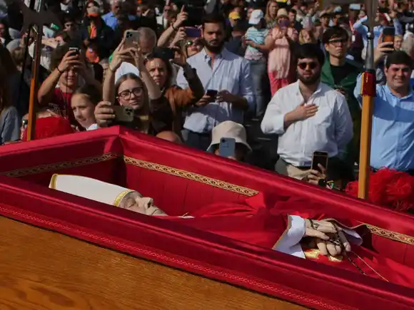 Miles de argentinos dan el último adiós a Francisco: “Tenemos que quedarnos con las enseñanzas que nos dejó”