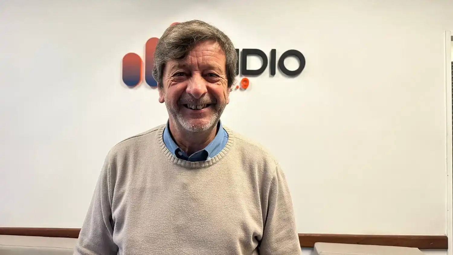 Alberto Franco, director del Centro Cultural de Necochea - Biblioteca Popular Andrés Ferreira, durante su visita a los estudios de Ecos Radio.