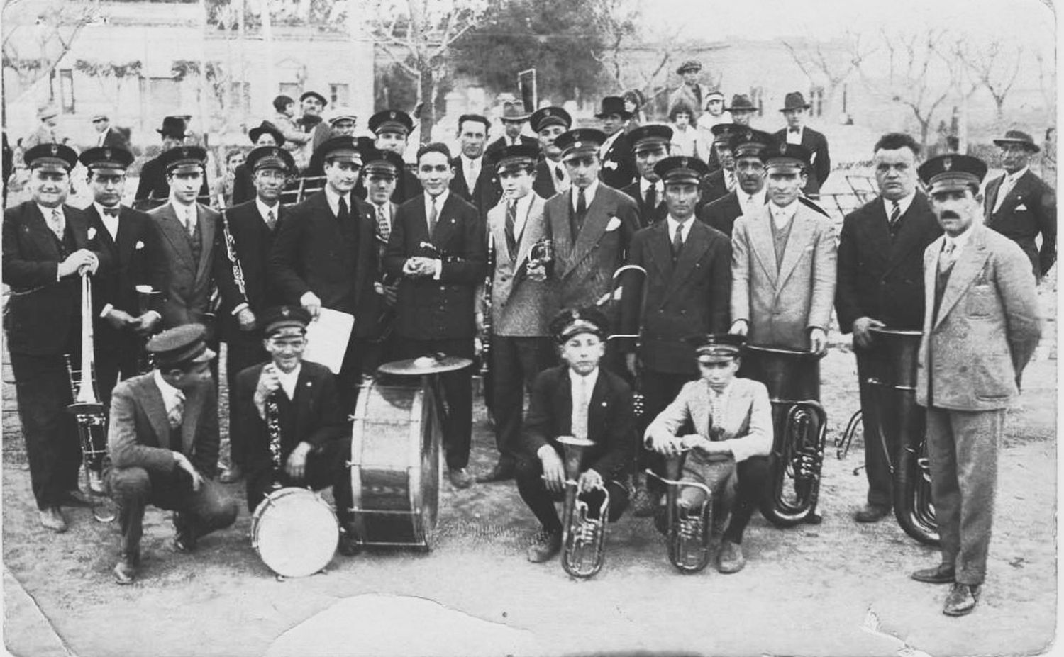 A modo ilustrativo, una Banda de la década de 1930 (Archivo Gráfico y Museo Histórico)