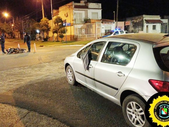 Choque entre un automóvil y una motocicleta dejó a una mujer hospitalizada