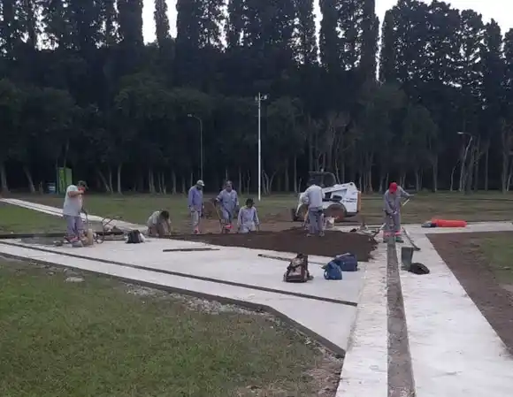 El Municipio adjudicó la compra de losetas y adoquines a las empresas La Elenense S.A. y Juan Blangino S.A