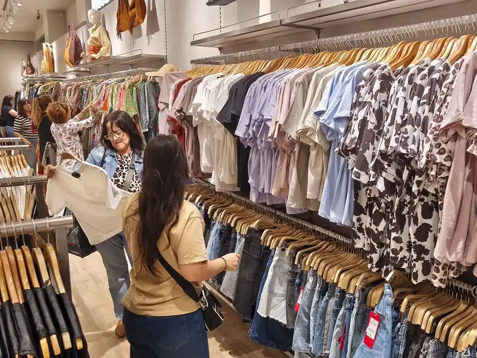 Las ventas minoristas cayeron en marzo y acumulan un declive del 3,6% en el primer trimestre del año