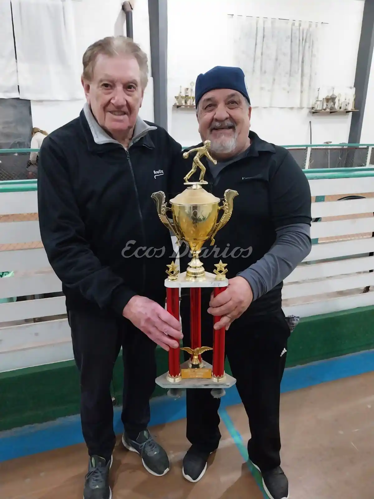 Horacio Arano y Andrés Serra, posan con su trofeo