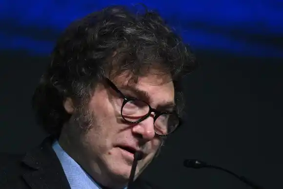 Panorama: Milei desembarca en Provincia para polarizar mientras el PJ discute su armado