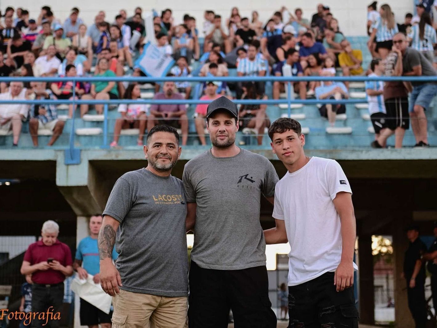 Weissen, junto a su cuñado e hijo, en el homenaje que le hizo Juventud en la previa a la final con Ben Hur.