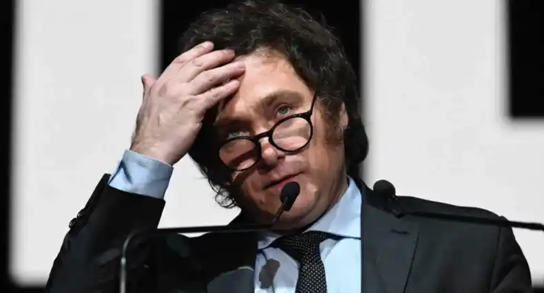 Cae la imagen digital de Milei con el caso de las coimas en discapacidad