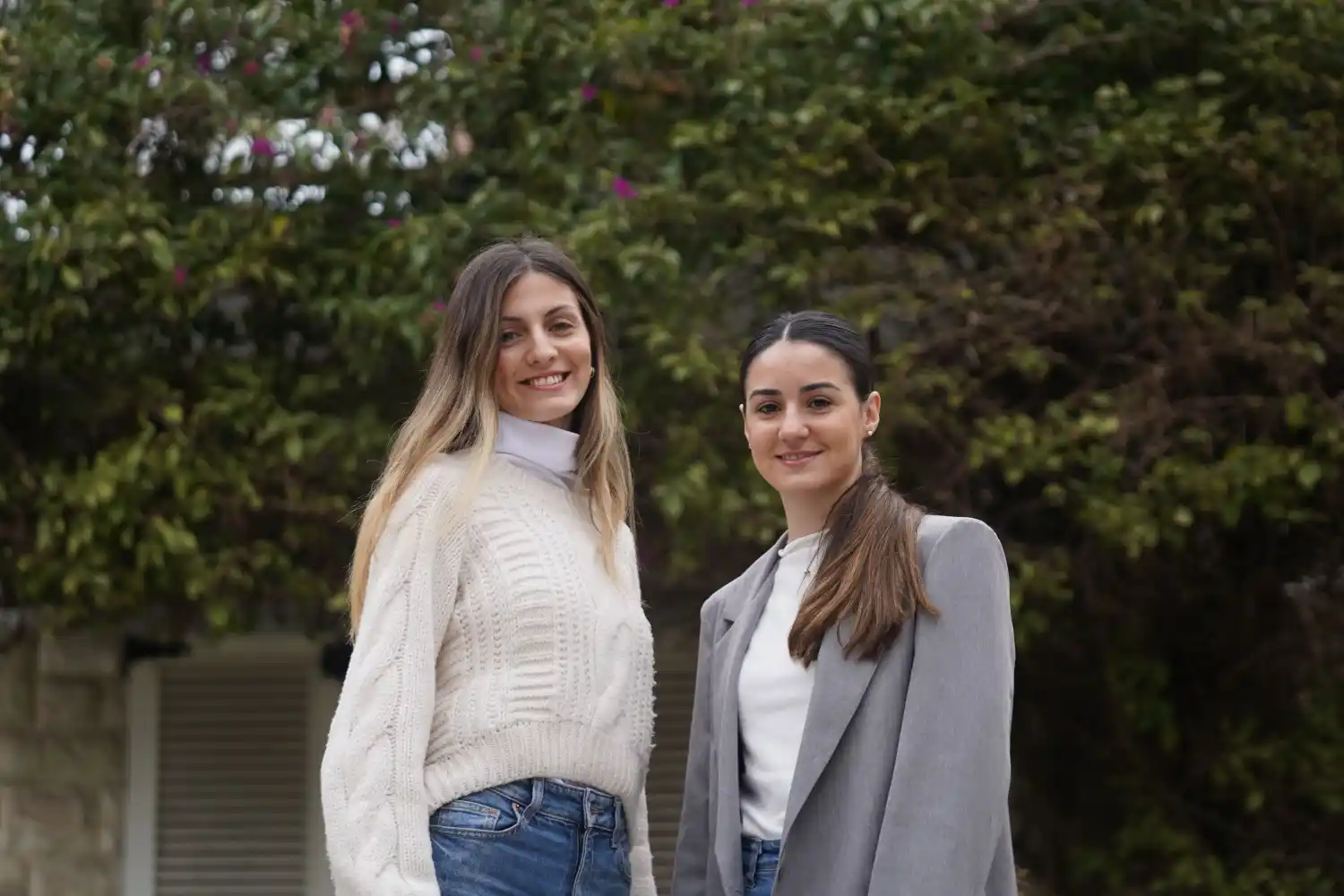 Martina y Paula, amigas y abanderas de la Facultad de Derecho de la UNC.