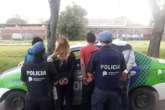 Dos parejas fueron detenidas por atacar con un bate de béisbol a una travesti