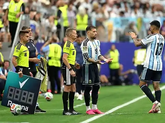 Romero se retiró lesionado y fue reemplazado por Otamendi.