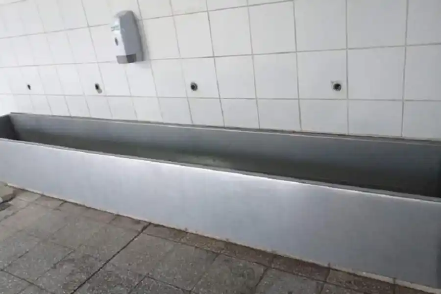 Increíble: se robaron todas las canillas del baño de la Escuela Nº1293 durante el fin de semana
