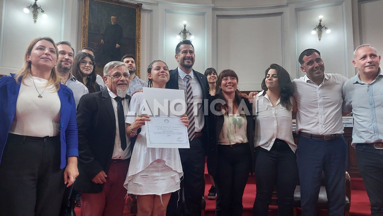 Mayra Ruth Martínez recibe su reconocimiento como Joven Protagonista de la ciudad.