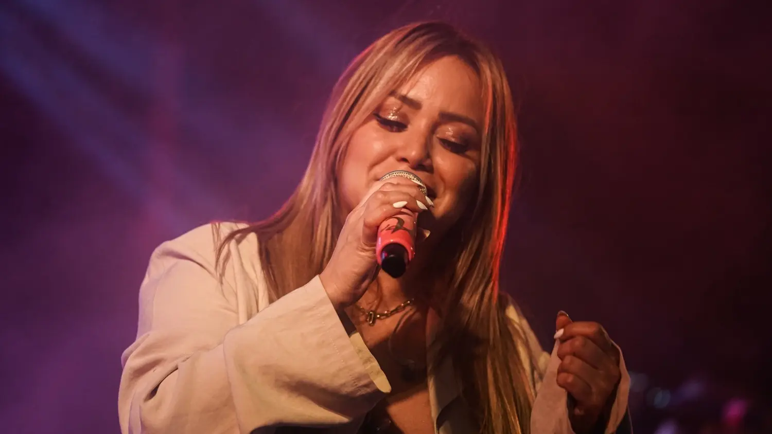 Karina se hizo presente en Necochea con un show cargado de clásicos