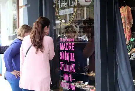 Comerciantes esperan el Día de la Madre