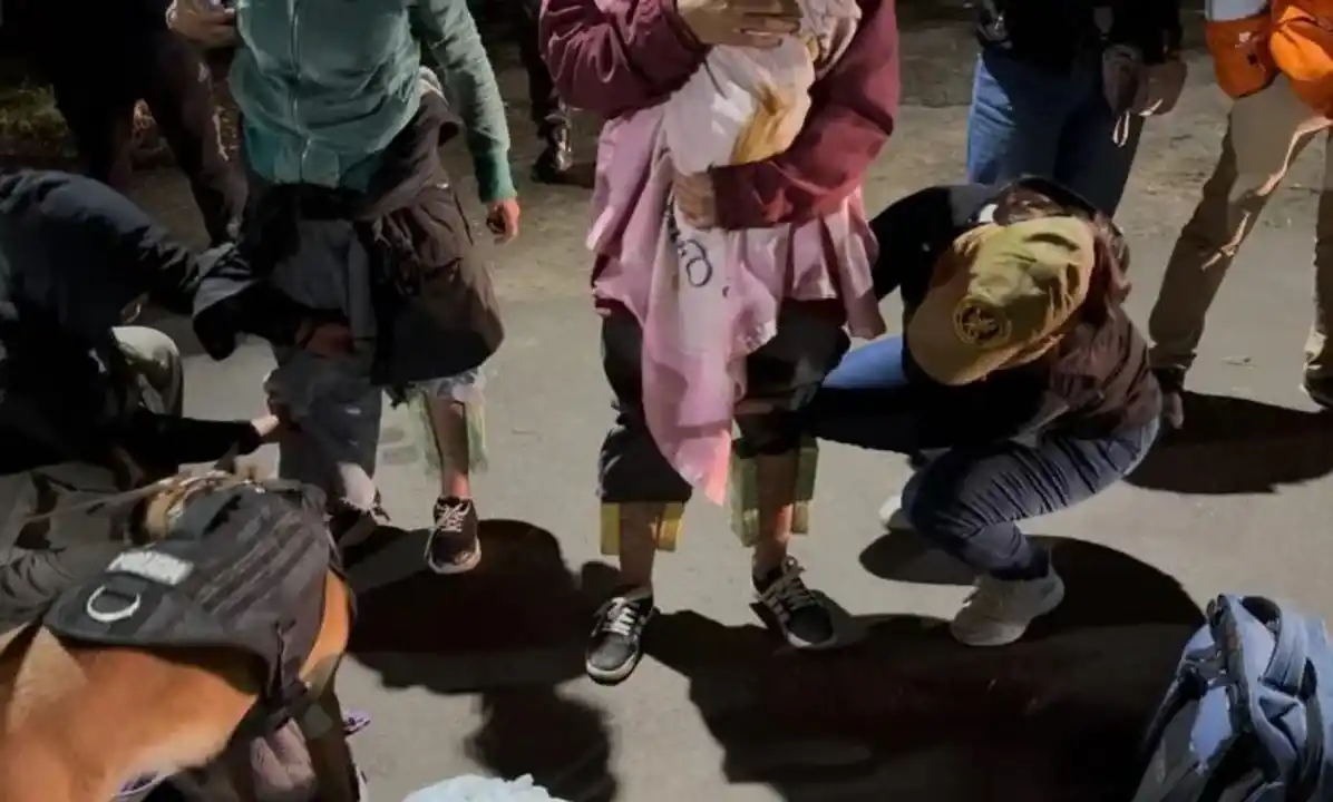 Las mujeres llevaban la droga entre sus prendas.