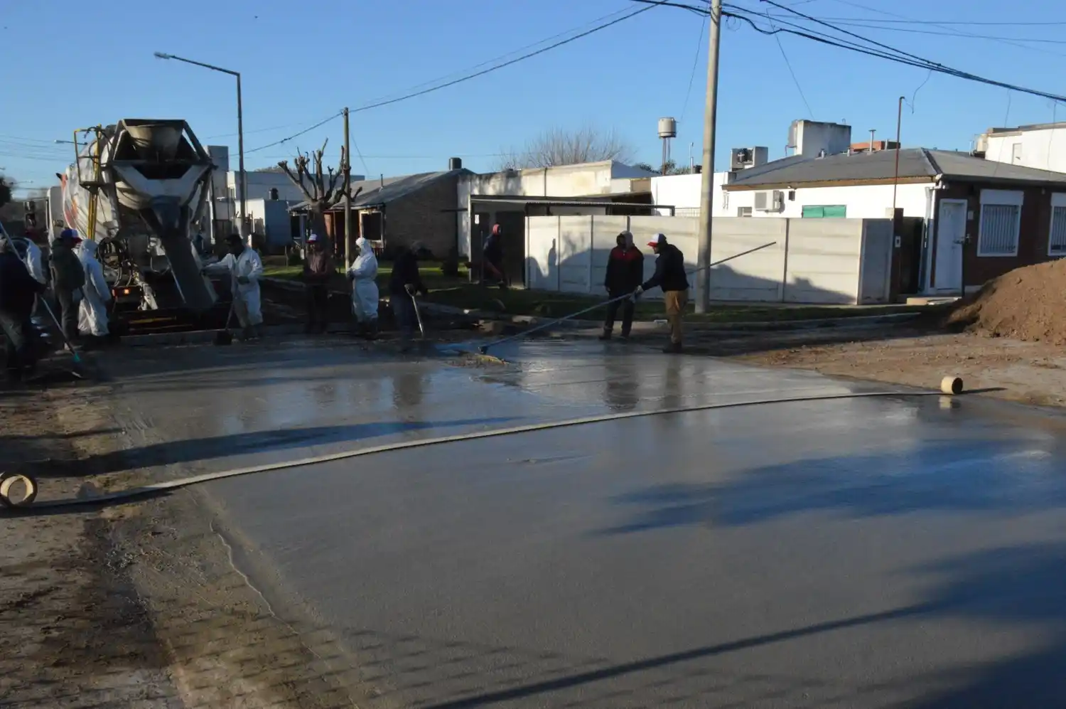 Una nueva cuadra de pavimento en la ciudad.
