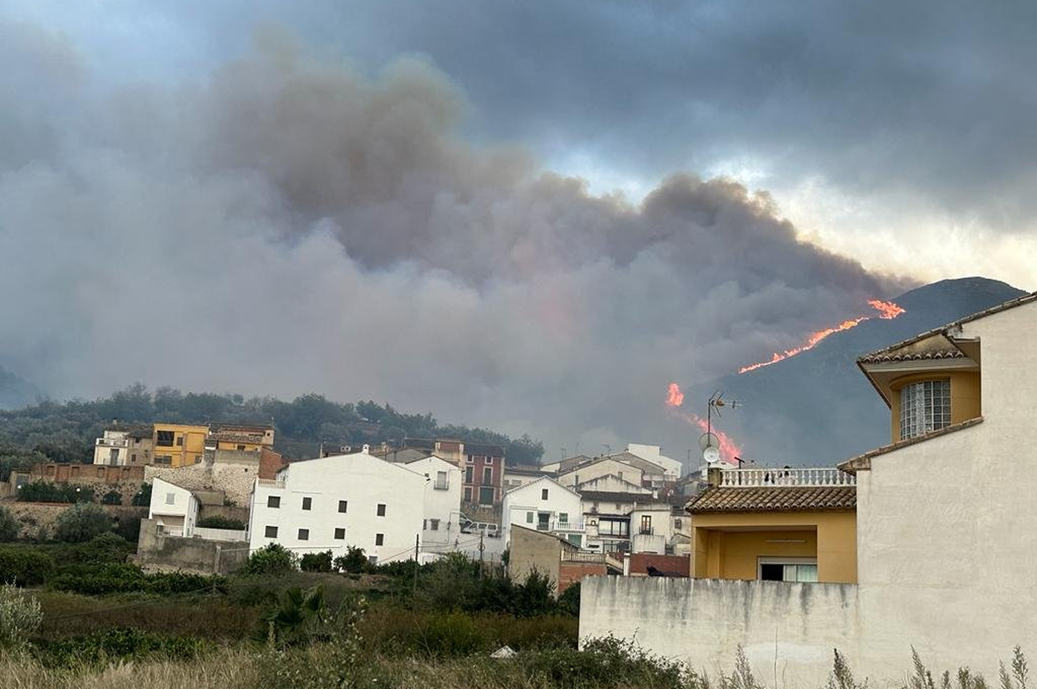 Las ráfagas de viento de hasta 120 km/h complican los esfuerzos de los  bomberos.