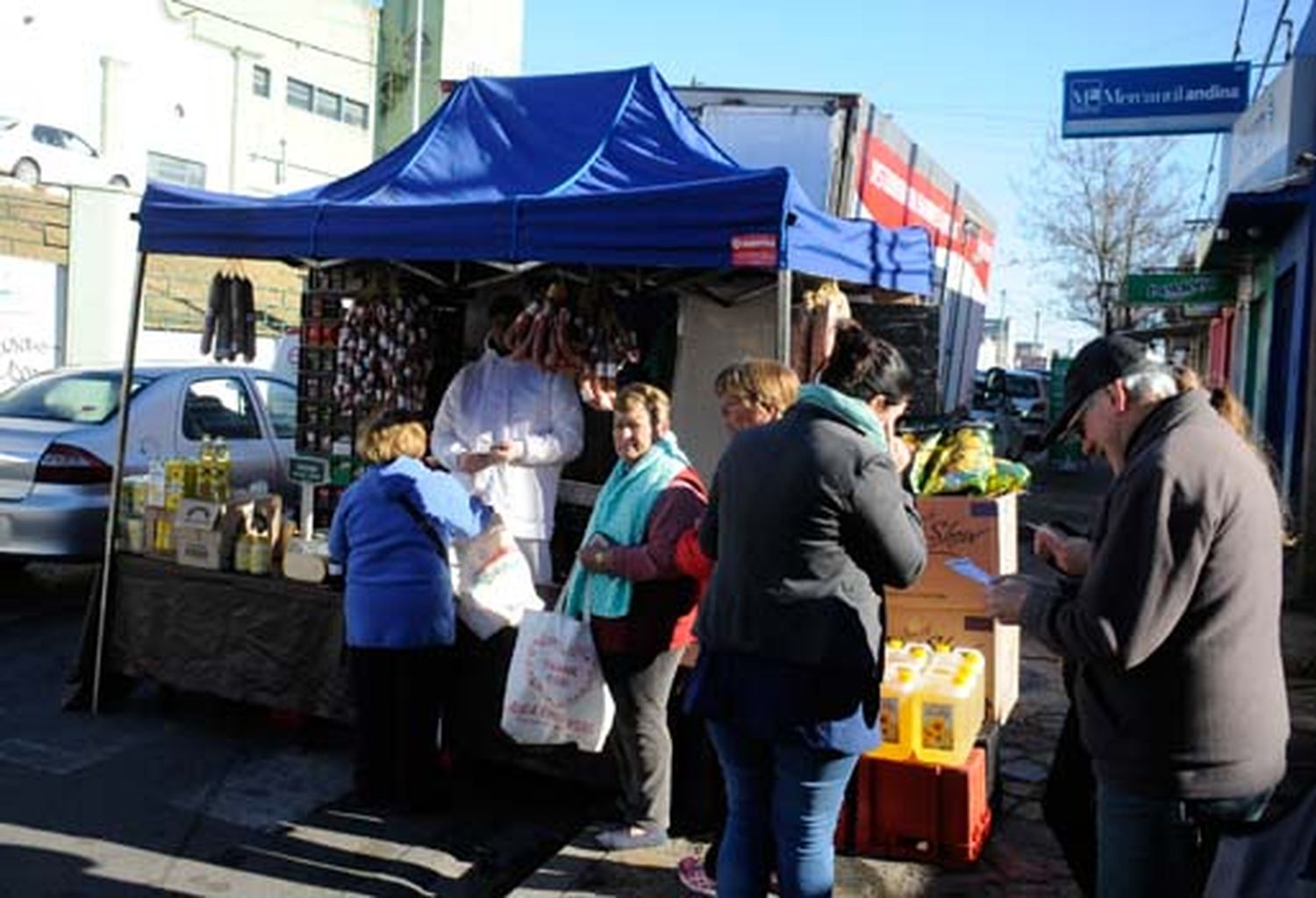 Cada vez más gente busca en el camión de la economía popular una opción para hacer frente a la crisis