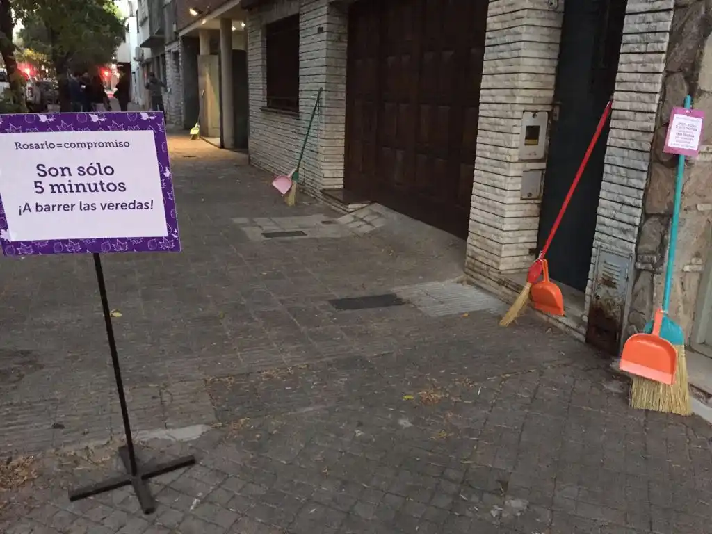 Rosario: Fomentan el hábito de barrer la vereda