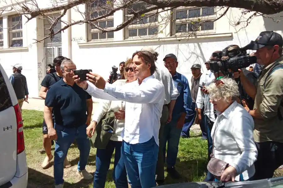 Luis Lacalle Pou tomándose fotos con la gente antes de votar</p><p>Foto: Miguel Bardesio/El País