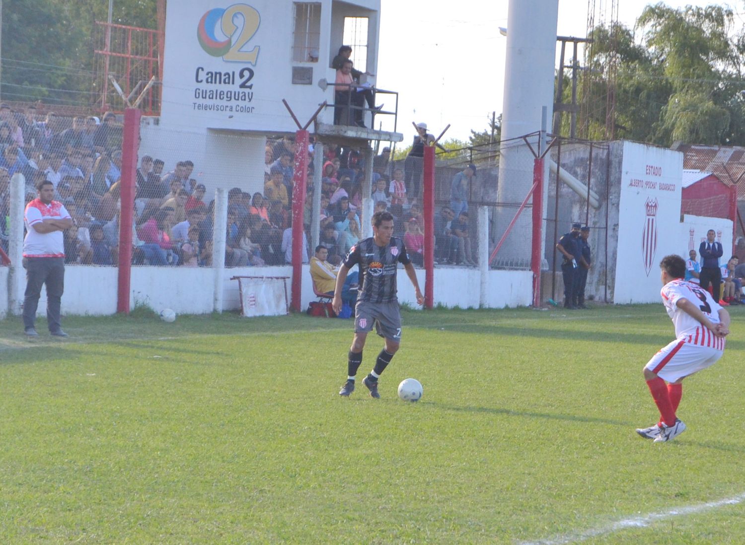 A las tribunas ya existentes se erigirán tribunas desmontables en el sector sur de la cancha. Se venden entradas anticipadas.