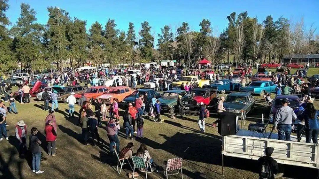 Los autos clásicos y antiguos se lucieron en un domingo a pleno sol