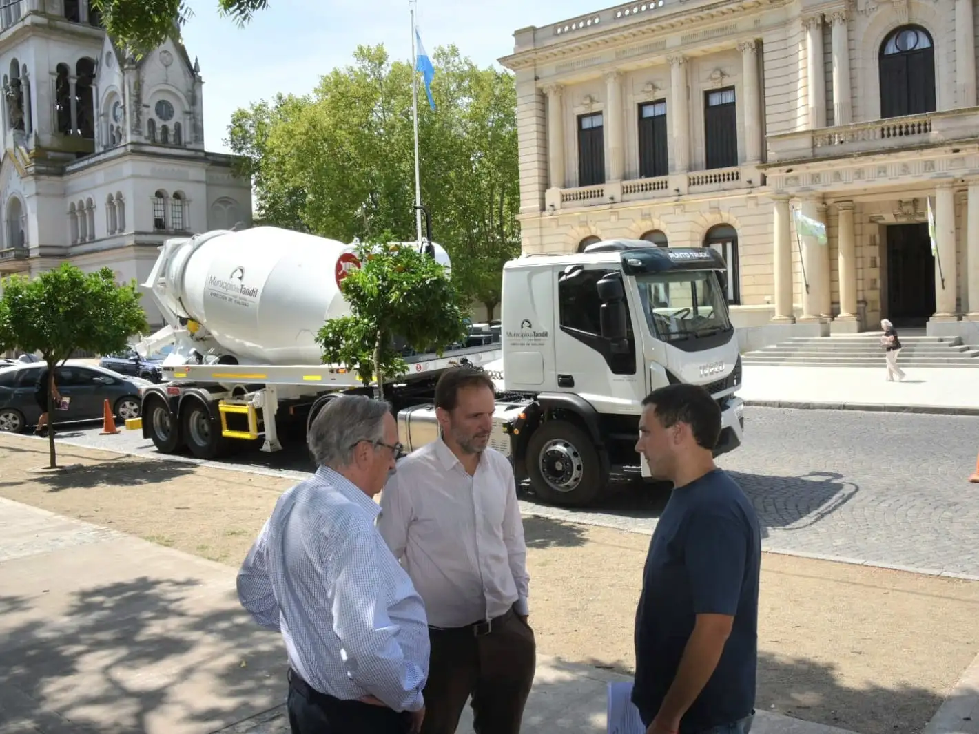 El intendente Miguel Lunghi, el secretario de Obras Públicas, Luciano Lafosse, y el director de Vialidad, Mauro Ortega.