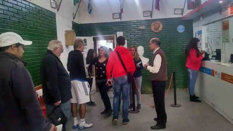 Como uno más: Sabella, hoy, haciendo fila para pagar impuestos