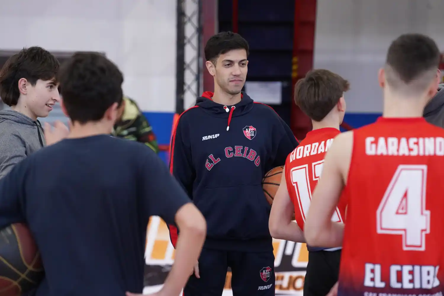 Lautaro Oitana entrenando a sus jugadores