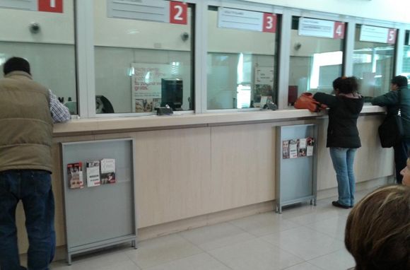 Denuncian que bancos locales presionan a empleados para que acepten el "retiro voluntario"