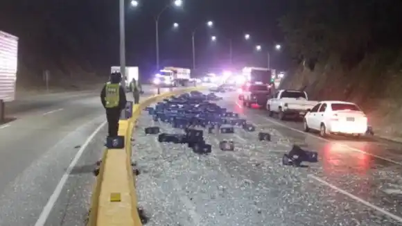 ¡COMO CAIMÁN EN BOCA DE CAÑO! Gandola cervecera se volcó en la ARC, y curiosos salivando