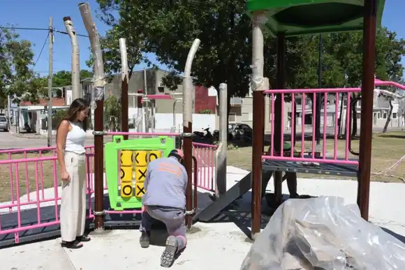 Barrio 17 de Octubre: comenzó la colocación de nuevos juegos en la Plaza Balbi