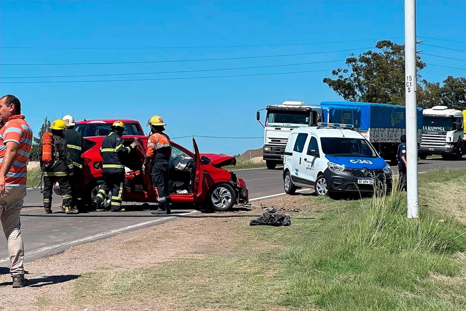 Fuerte choque entre una camioneta y un auto dejó cuatro heridos