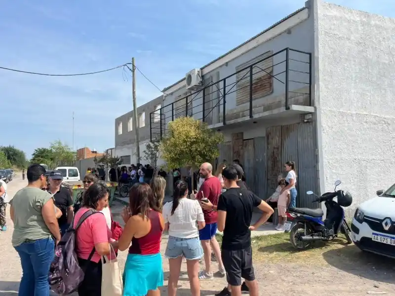 Los familiares protagonizaron un "abrazo solidario".